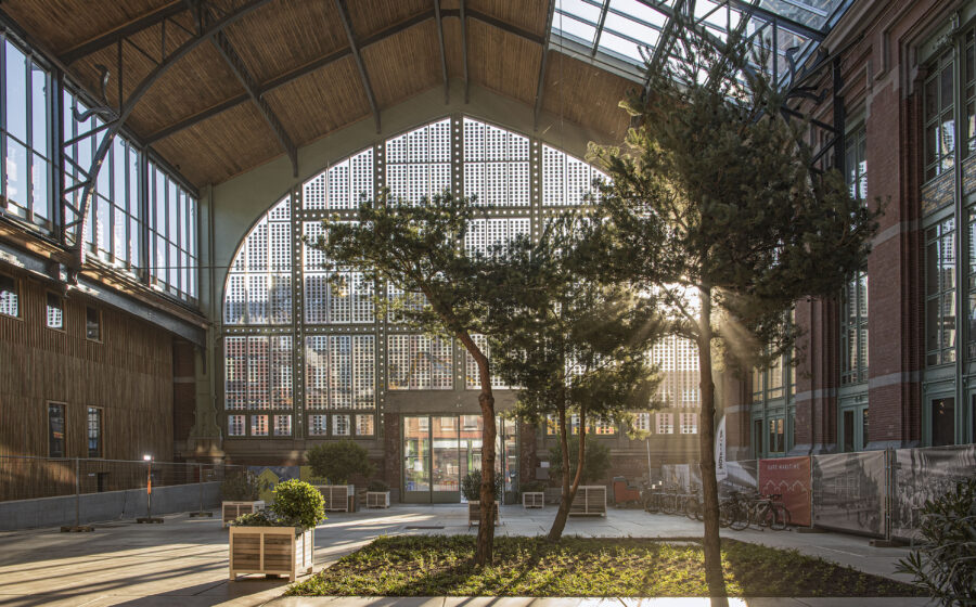 La Gare Maritime, l'ancienne gare de fret devenue jungle urbaine, neutre en énergie à Tour & Taxis © Tour & Taxis